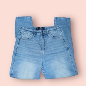 Hollister Curvy Ultra High-Rise Mom Jean